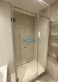 clients and partners1-Угловая душевая с распашной дверью и двумя неподвижными стеклами